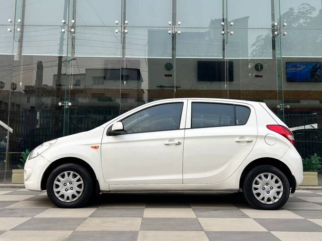 https://images10.gaadi.com/usedcar_image/4308251/original/0899a2f880ee78d6bb8fc58e8157246c.jpg?imwidth=6402