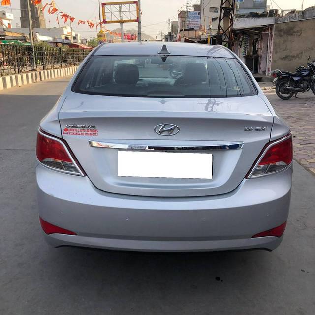 https://images10.gaadi.com/usedcar_image/4308387/original/processed_8e70a12ab05ba1e53706ad5c46054859.jpg?imwidth=6401