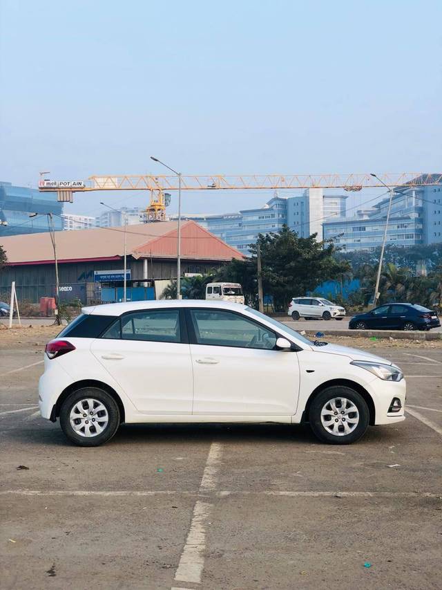 https://images10.gaadi.com/usedcar_image/4308532/original/processed_5cbb7e316e5ffc35980ec20e8a0069e8.jpg?imwidth=6401