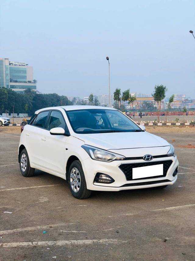 https://images10.gaadi.com/usedcar_image/4308532/original/processed_d7fc72a3cd746b8d939fe541b9c5589a.jpg?imwidth=6400