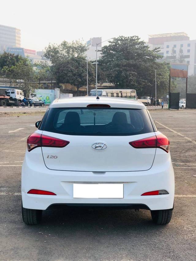 https://images10.gaadi.com/usedcar_image/4308532/original/processed_f10cabe302dff4beb83ec9369074180e.jpg?imwidth=6402