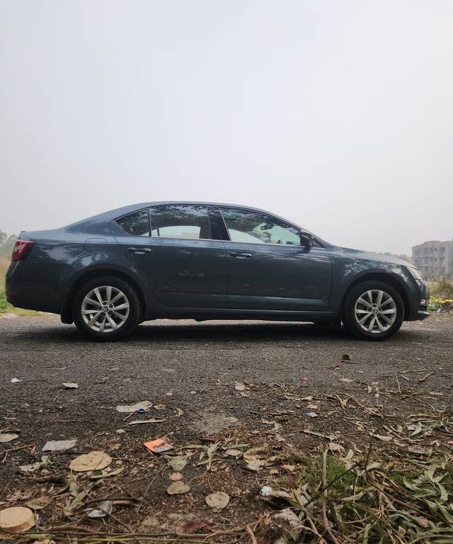 https://images10.gaadi.com/usedcar_image/4308590/original/b902b2045d0bd27c252438de17b2b1cf.jpg?imwidth=6401