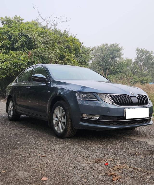 https://images10.gaadi.com/usedcar_image/4308590/original/processed_5e85c51040f136cccf092f2bb2d4333b.jpg?imwidth=6400