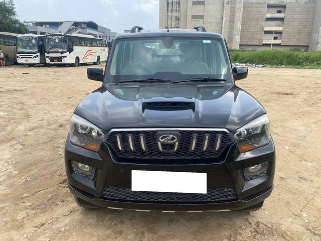 https://images10.gaadi.com/usedcar_image/4308596/original/processed_0127f3e550f9a56612cc9f30297b32f7.jpg?imwidth=6400