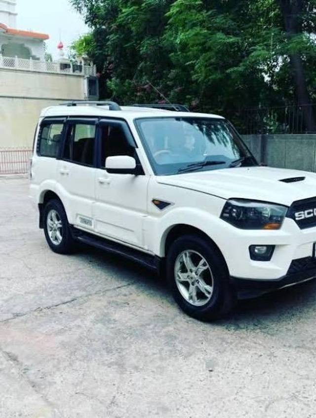 https://images10.gaadi.com/usedcar_image/4308643/original/processed_5280bf01-936d-49d6-97e7-cc30241f2fea.jpeg?imwidth=6400