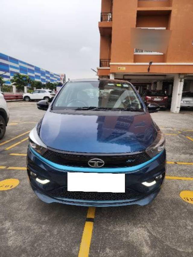 https://images10.gaadi.com/usedcar_image/4308668/original/processed_889c5ced-3862-4f34-b780-a0d7ea2ea7c5.jpg?imwidth=6402