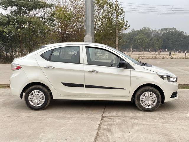 https://images10.gaadi.com/usedcar_image/4308789/original/5558d77475b87f5b2a6e7c2bd79999af.jpg?imwidth=6401