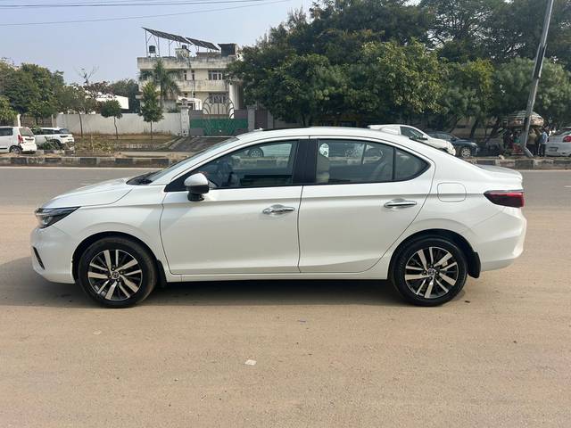 https://images10.gaadi.com/usedcar_image/4309363/original/61c08316f07b53b728693e83b5dd562e.jpg?imwidth=6402
