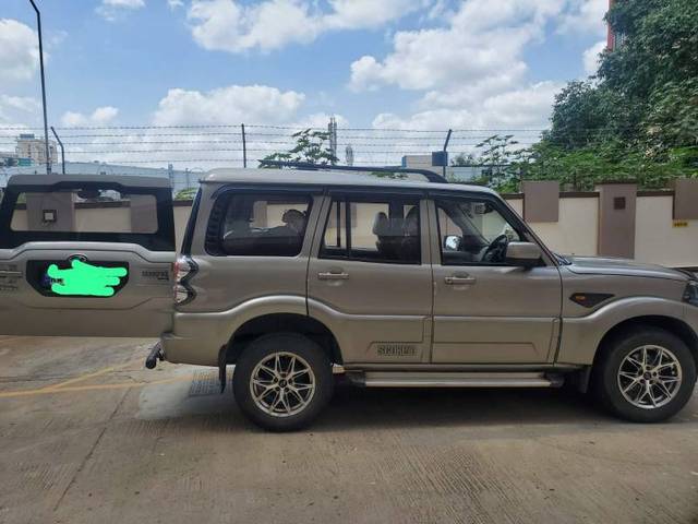 https://images10.gaadi.com/usedcar_image/4309403/original/2418335a55fa8d6ca5c000f20486154e.jpeg?imwidth=6402