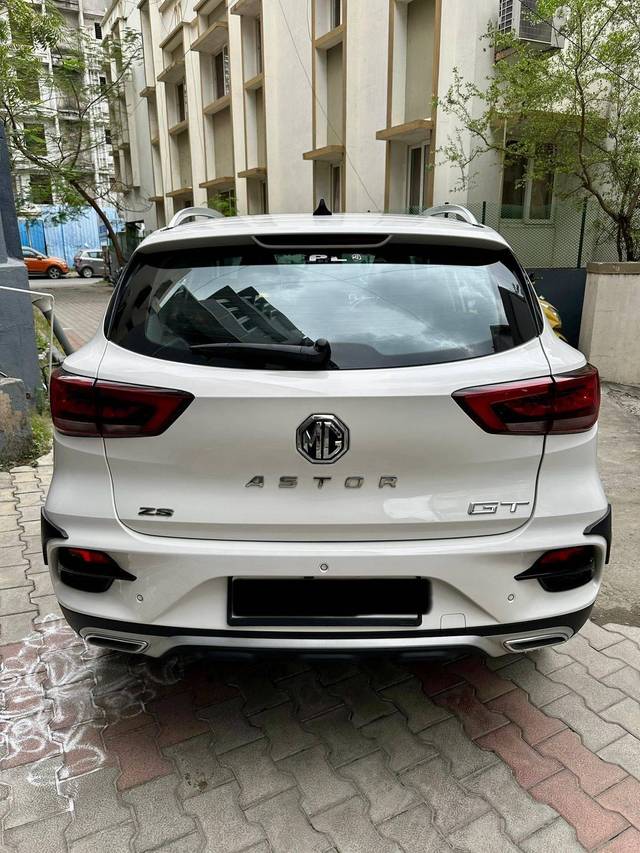 https://images10.gaadi.com/usedcar_image/4309427/original/processed_2b0a463a0a975802f4a9b1894dd10825.jpg?imwidth=6402