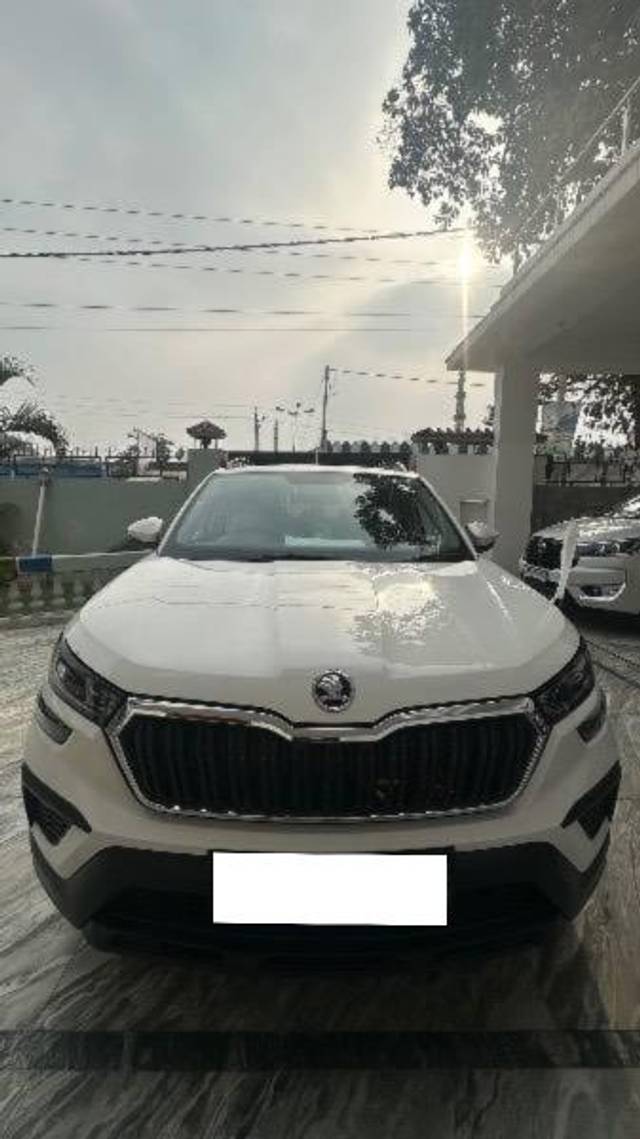 https://images10.gaadi.com/usedcar_image/4309550/original/processed_1029fbf8-82e2-4827-93fd-bc9cee0440d7.jpg?imwidth=6400