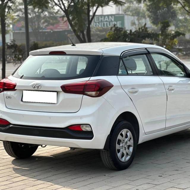 https://images10.gaadi.com/usedcar_image/4309689/original/processed_497e40ef94338ee053057ecd4de94c42.jpg?imwidth=6401