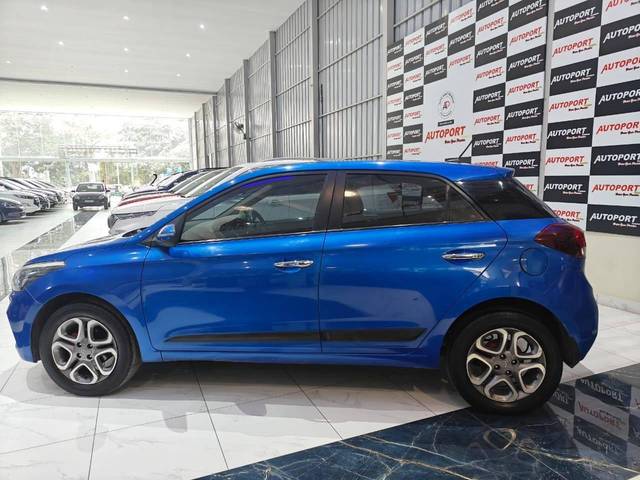 https://images10.gaadi.com/usedcar_image/4309692/original/processed_6711fc41053eeedcef96c31269491fd7.jpg?imwidth=6402