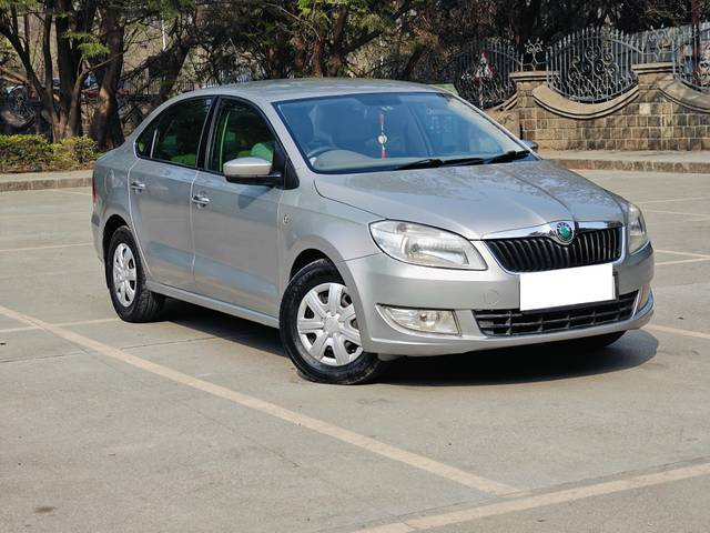 https://images10.gaadi.com/usedcar_image/4309761/original/processed_5c820f46cf4b0d96682b5129f30bcd83.jpg?imwidth=6402