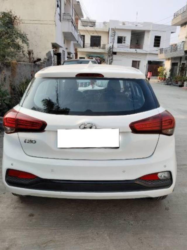 https://images10.gaadi.com/usedcar_image/4309996/original/processed_a501dcdc-c3d5-4eb0-8c22-8844c47b7491.jpg?imwidth=6402