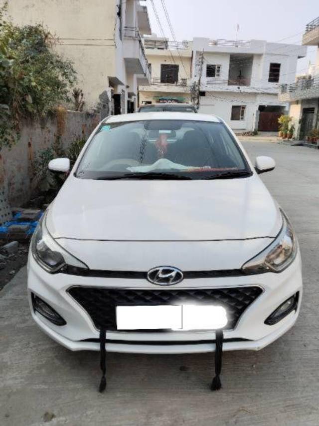 https://images10.gaadi.com/usedcar_image/4309996/original/processed_b1852dc7-395f-46ce-a14b-f343e56854a6.jpg?imwidth=6400