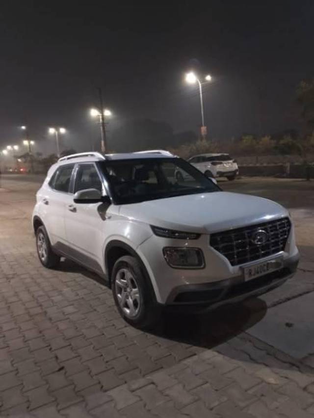 https://images10.gaadi.com/usedcar_image/4310182/original/processed_7da6a7d7-0f27-4df2-bb99-1330063827a2.jpg?imwidth=6400