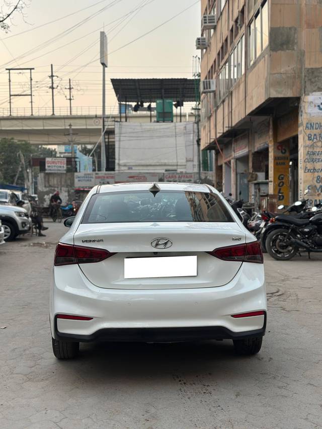 https://images10.gaadi.com/usedcar_image/4310329/original/processed_594d93ebd0fbd42f1e5f44e8117e6a33.jpg?imwidth=6401