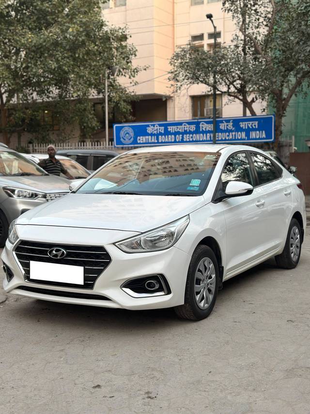 https://images10.gaadi.com/usedcar_image/4310329/original/processed_eb76de8fdc5257f7c01afbdf5b8c9eb4.jpg?imwidth=6402