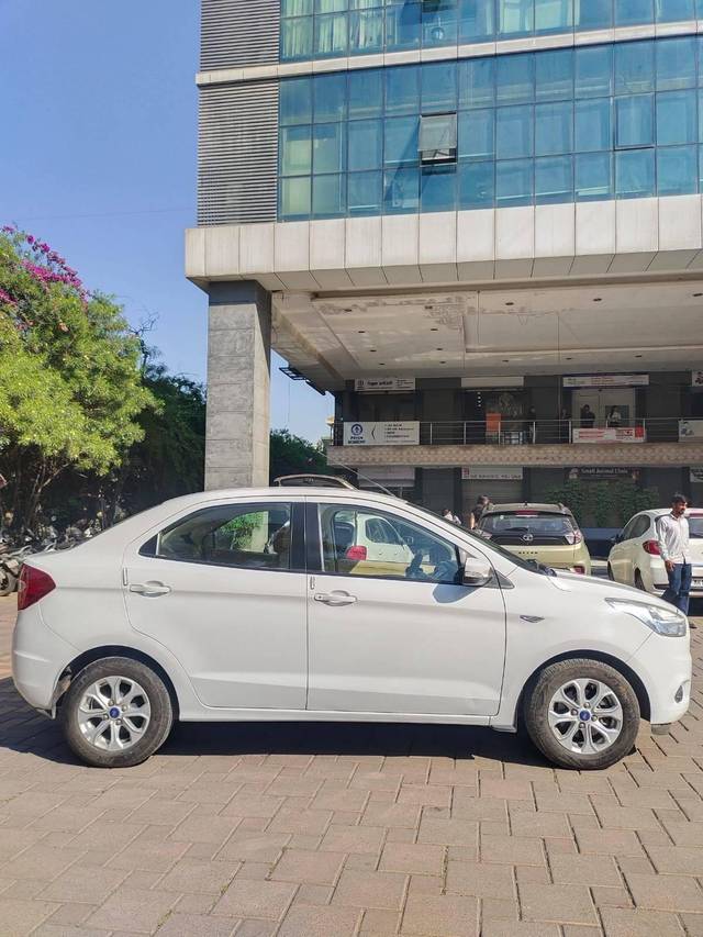 https://images10.gaadi.com/usedcar_image/4310349/original/processed_20ccab3b30dd4f64fa1a2bb9bcce549e.jpg?imwidth=6401