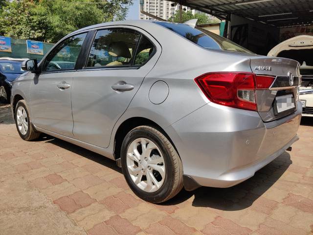 https://images10.gaadi.com/usedcar_image/4310841/original/processed_b77cb268cd69f522692644a479a42eb6.jpg?imwidth=6402