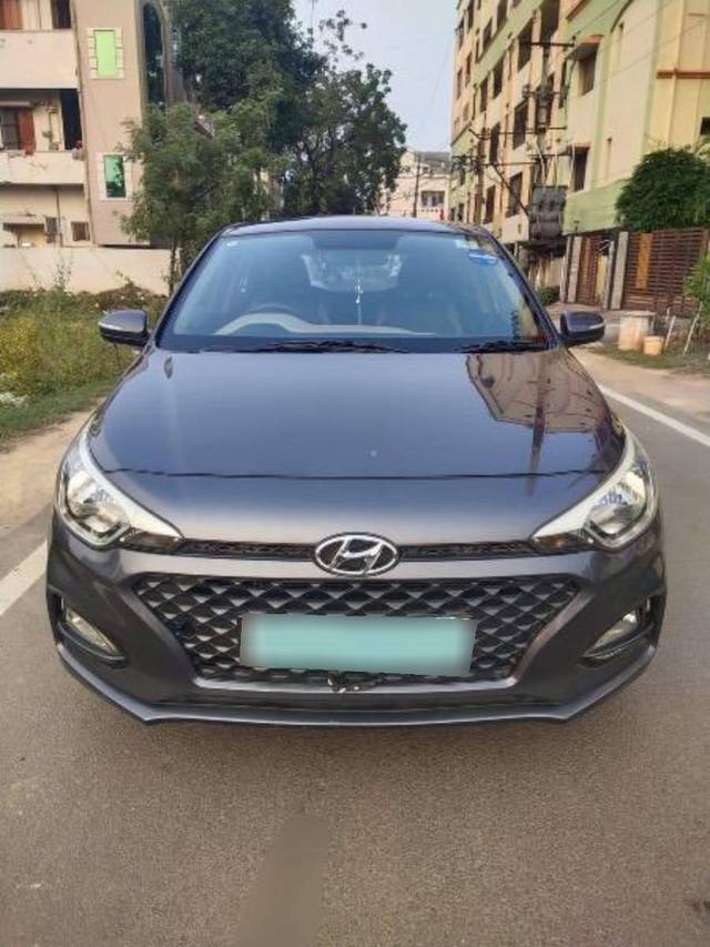 https://images10.gaadi.com/usedcar_image/4310934/original/processed_5700c160-2161-4f4f-af8c-06c6bfafaaff.jpg?imwidth=6400