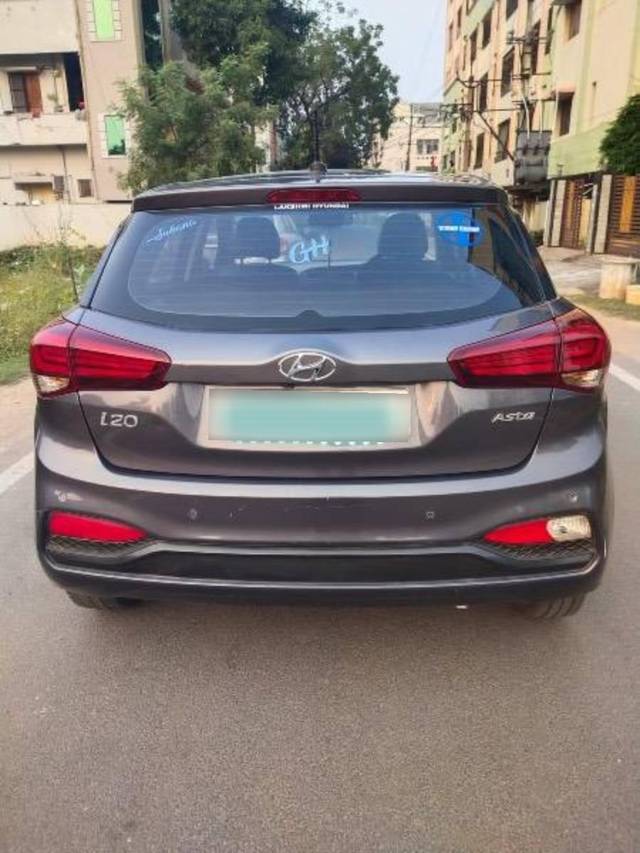 https://images10.gaadi.com/usedcar_image/4310934/original/processed_a735757b-1ac1-41e0-bbf0-a926667f5f48.jpg?imwidth=6402