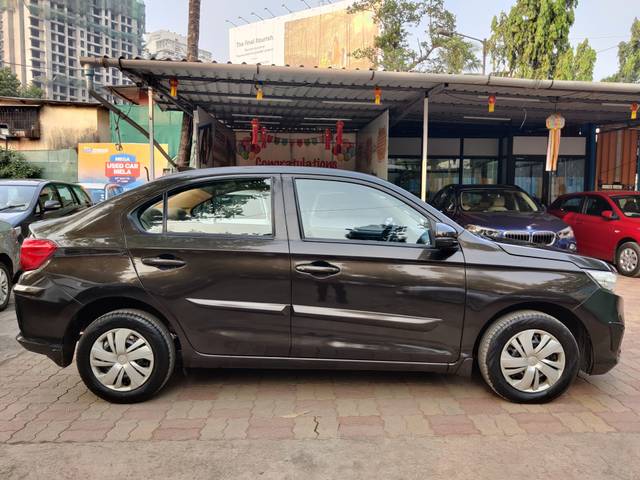 https://images10.gaadi.com/usedcar_image/4310985/original/processed_43e2c61f644e53f6b6e11e78ba6ec786.jpg?imwidth=6401