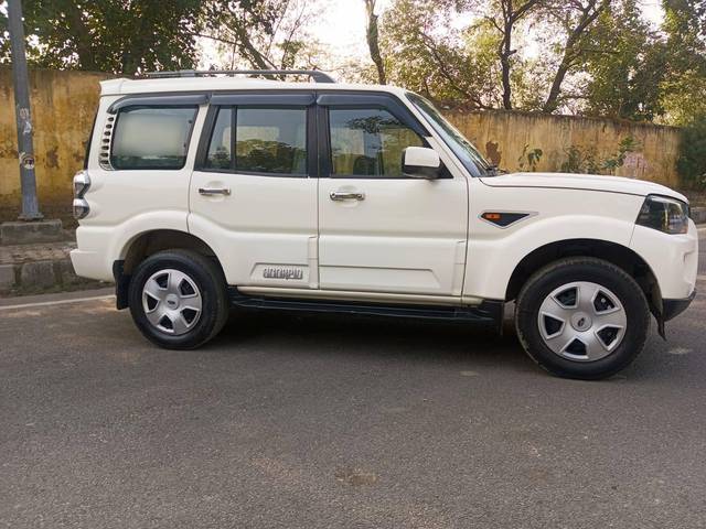 https://images10.gaadi.com/usedcar_image/4311155/original/processed_465c95cbb41fbb32b799fac6c94ad45f.jpg?imwidth=6401