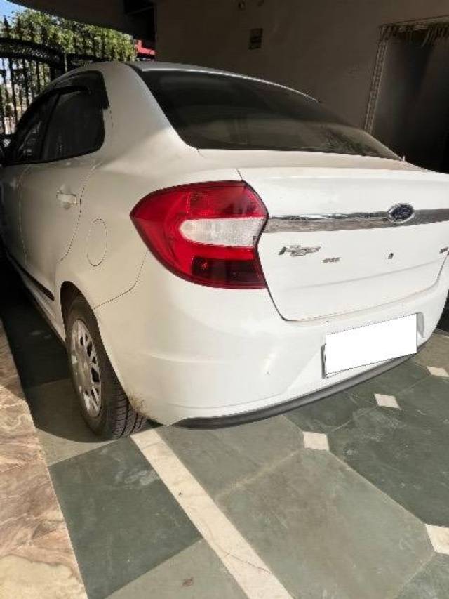 https://images10.gaadi.com/usedcar_image/4311296/original/processed_128be4cf-362f-4b7f-8a1d-5645490d19b5.jpeg?imwidth=6402