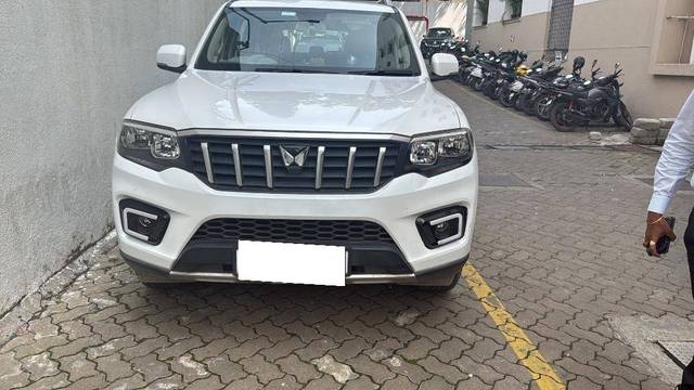 https://images10.gaadi.com/usedcar_image/4311456/original/51e63a0f2126e3148c954b43fc9a7b14.jpeg?imwidth=6400