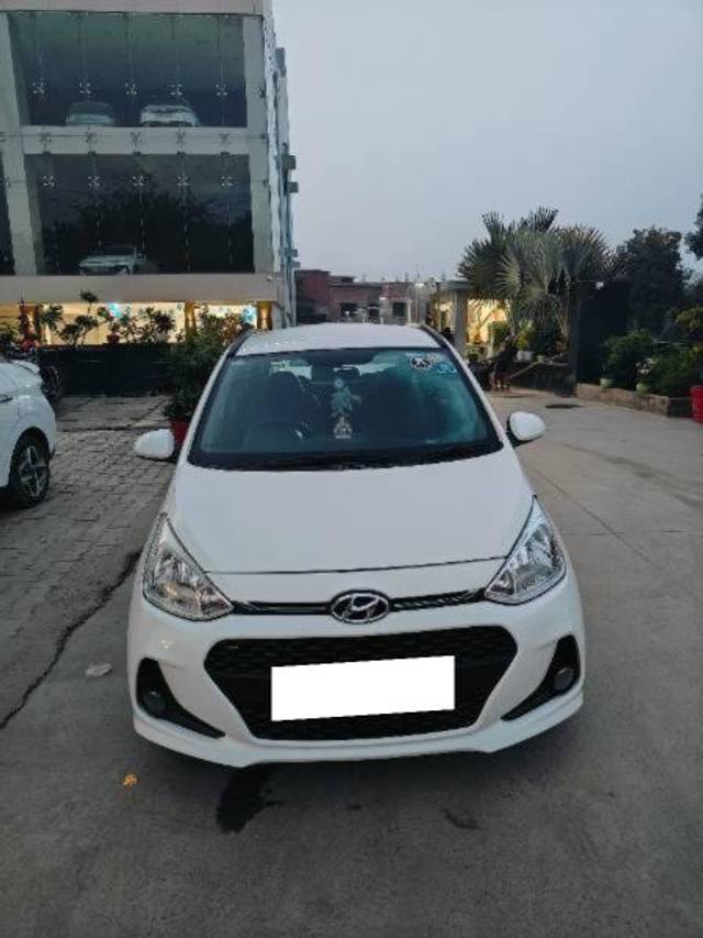 https://images10.gaadi.com/usedcar_image/4311604/original/processed_1041140f-0dce-42b1-b185-32f2dc4438ef.jpg?imwidth=6400