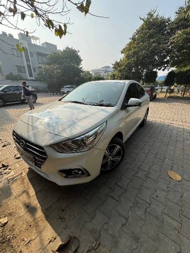 https://images10.gaadi.com/usedcar_image/4311654/original/7080b7f32aaf1c58f2df53c10957ec52.jpg?imwidth=6402