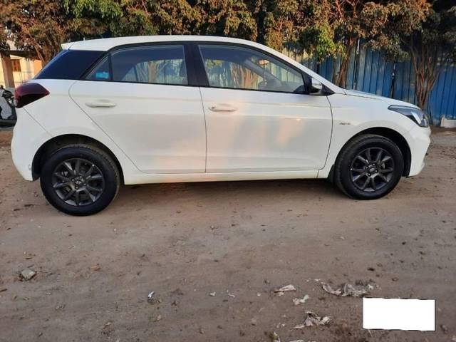 https://images10.gaadi.com/usedcar_image/4312144/original/processed_171cbd82ccf9087254f025b8ed2e083f.jpg?imwidth=6401