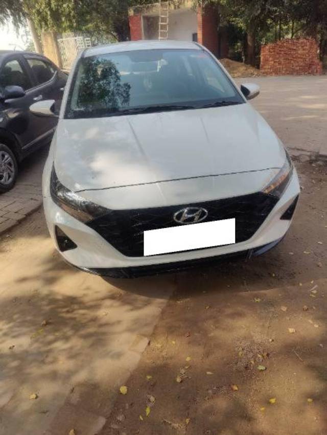 https://images10.gaadi.com/usedcar_image/4312459/original/processed_fcd196fc-e5e2-49bb-83ca-ae1c90ffdccf.jpg?imwidth=6402