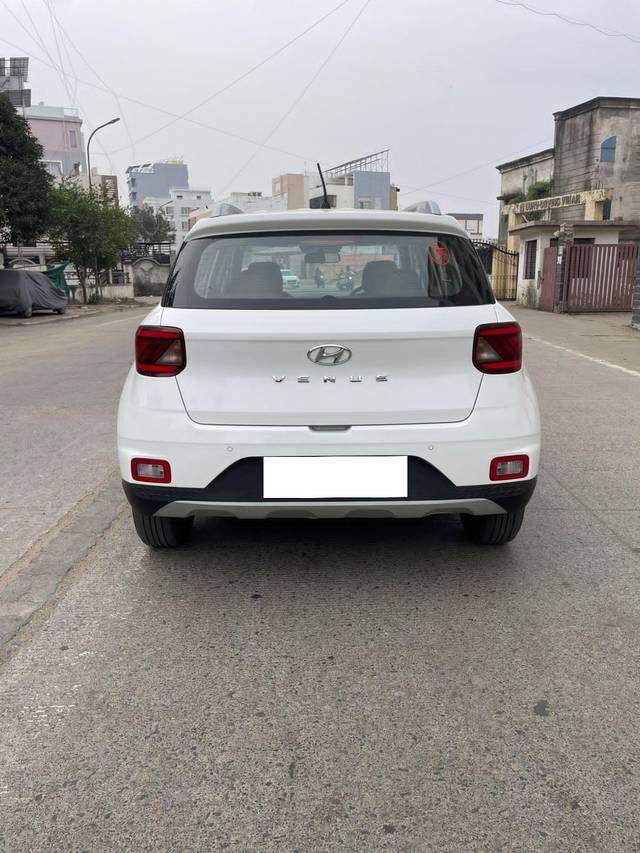 https://images10.gaadi.com/usedcar_image/4312619/original/processed_d08f71f3dea2fa0b267e35cb4af9215f.jpg?imwidth=6401