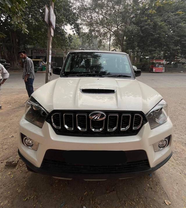 https://images10.gaadi.com/usedcar_image/4312804/original/processed_b8e2dbdc7a95b47b8a8a308fbefb524f.jpg?imwidth=6402