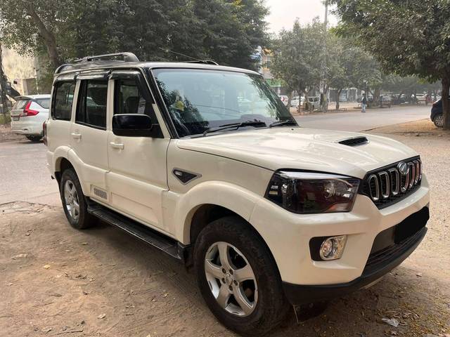 https://images10.gaadi.com/usedcar_image/4312804/original/processed_f85e32a8f152a6d04c21eb9ee3469905.jpg?imwidth=6400