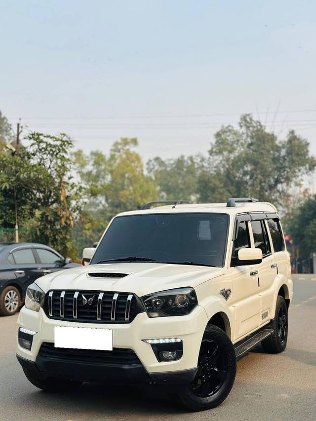 https://images10.gaadi.com/usedcar_image/4312864/original/processed_8283994a12645c359d351f77043582ae.jpeg?imwidth=6401