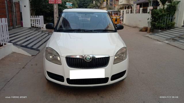 https://images10.gaadi.com/usedcar_image/4315046/original/processed_9d90ecf4b25c20d06291ce2f3a0110d2.jpg?imwidth=6400