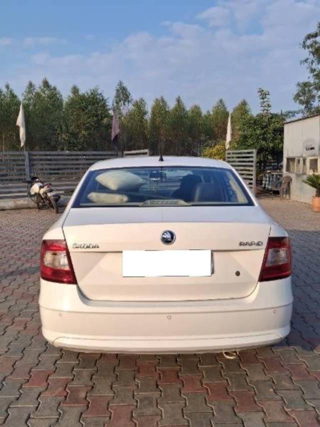 https://images10.gaadi.com/usedcar_image/4315178/original/processed_f712b805-1637-4026-8123-ad122231bc45.jpg?imwidth=6402