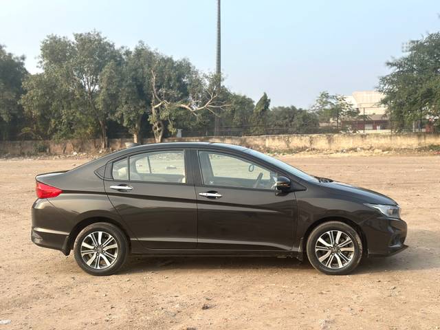 https://images10.gaadi.com/usedcar_image/4315239/original/4236371c679518f20645b2dfd1ced9cf.jpeg?imwidth=6401