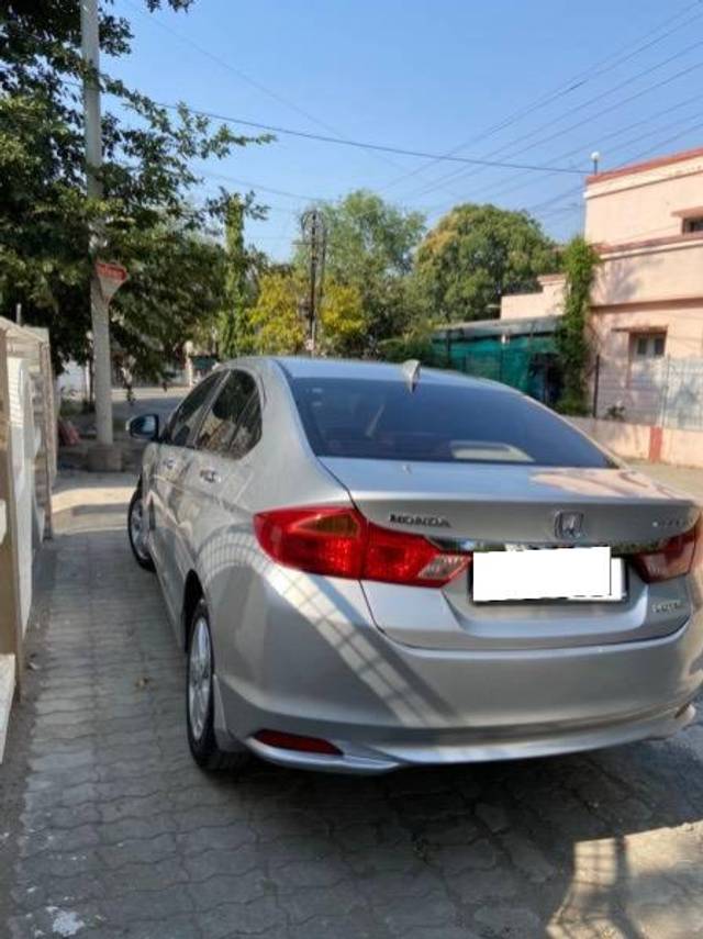 https://images10.gaadi.com/usedcar_image/4315288/original/processed_b60ee541-e409-4124-b036-84fac6ac6515.jpg?imwidth=6402