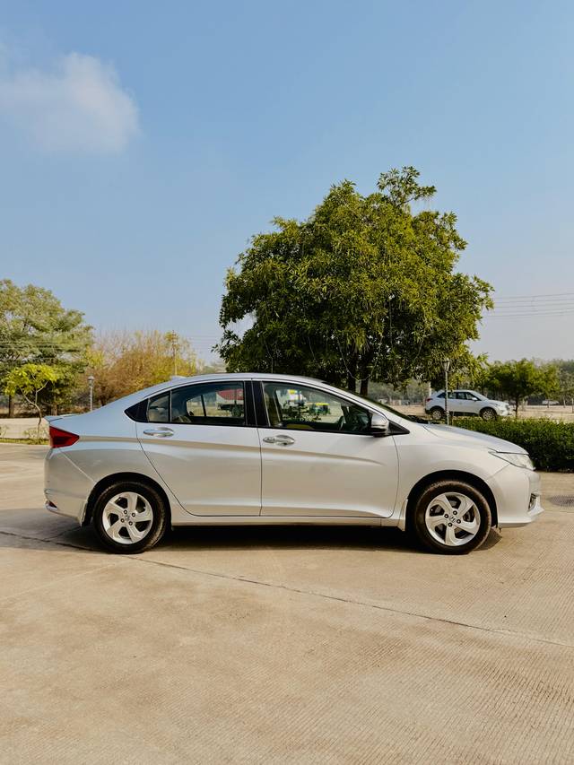 https://images10.gaadi.com/usedcar_image/4315328/original/b77d9d268f0e5f3960869c37363e39c8.jpg?imwidth=6401