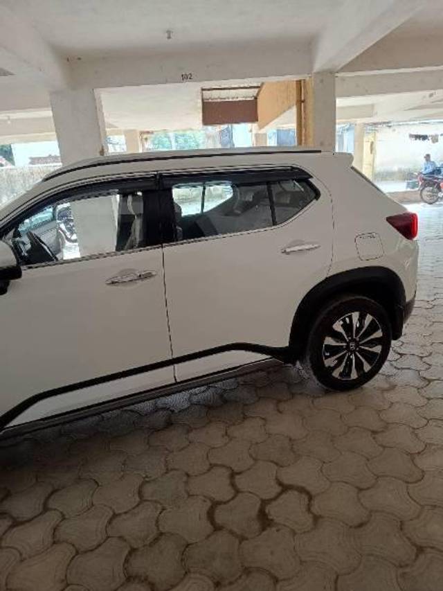 https://images10.gaadi.com/usedcar_image/4315343/original/processed_e536d180-56ae-4d07-a430-d8b68d674ab5.jpg?imwidth=6402