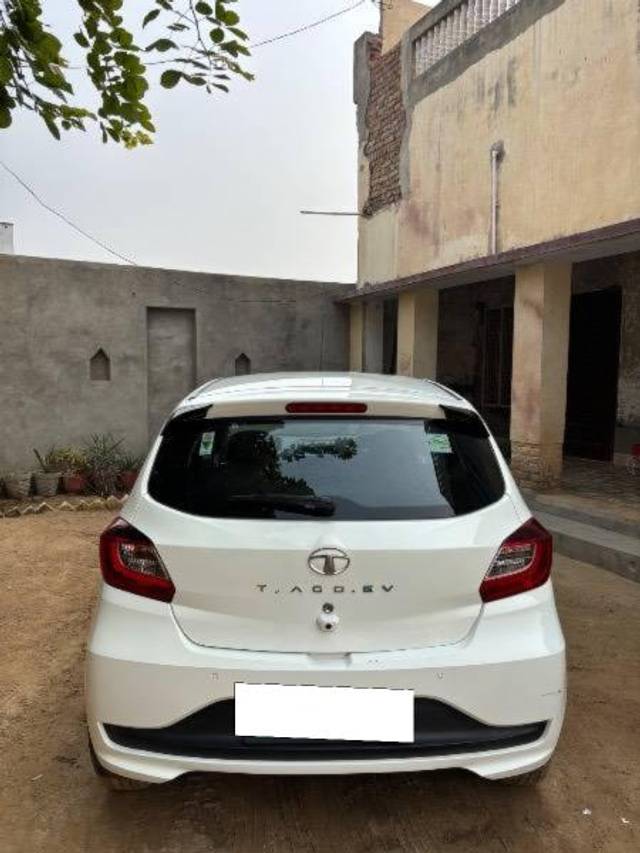 https://images10.gaadi.com/usedcar_image/4315430/original/processed_7520b1d8-04e5-4598-80cf-6b4f87f4b964.jpeg?imwidth=6401