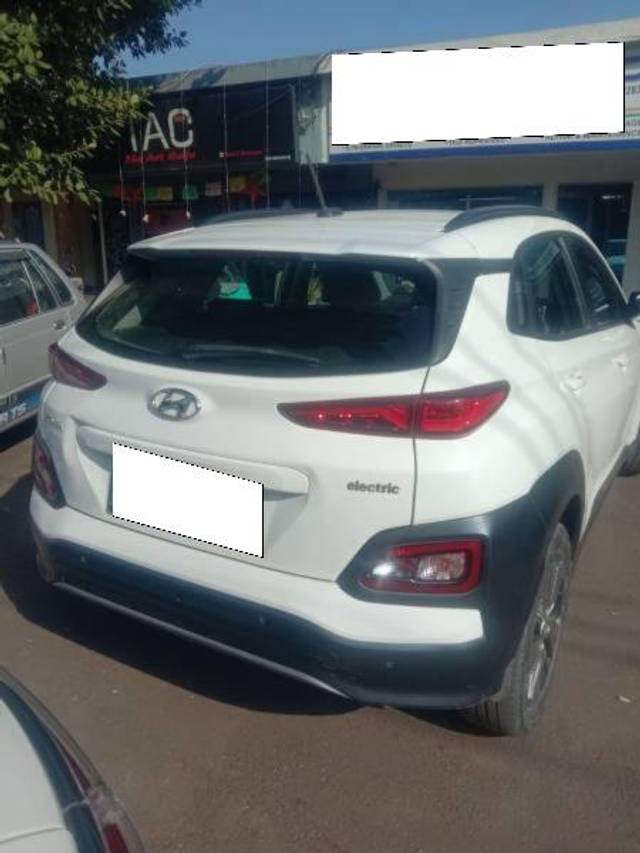 https://images10.gaadi.com/usedcar_image/4315649/original/processed_fdeb464c-5a21-48a2-97a1-1fb005c4e9bf.jpeg?imwidth=6401