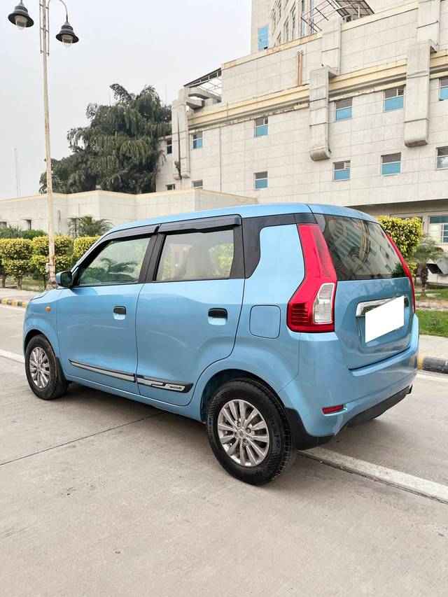 https://images10.gaadi.com/usedcar_image/4316080/original/processed_2e27b22f43d8386f2c2af57fb24fdbd2.jpg?imwidth=6402