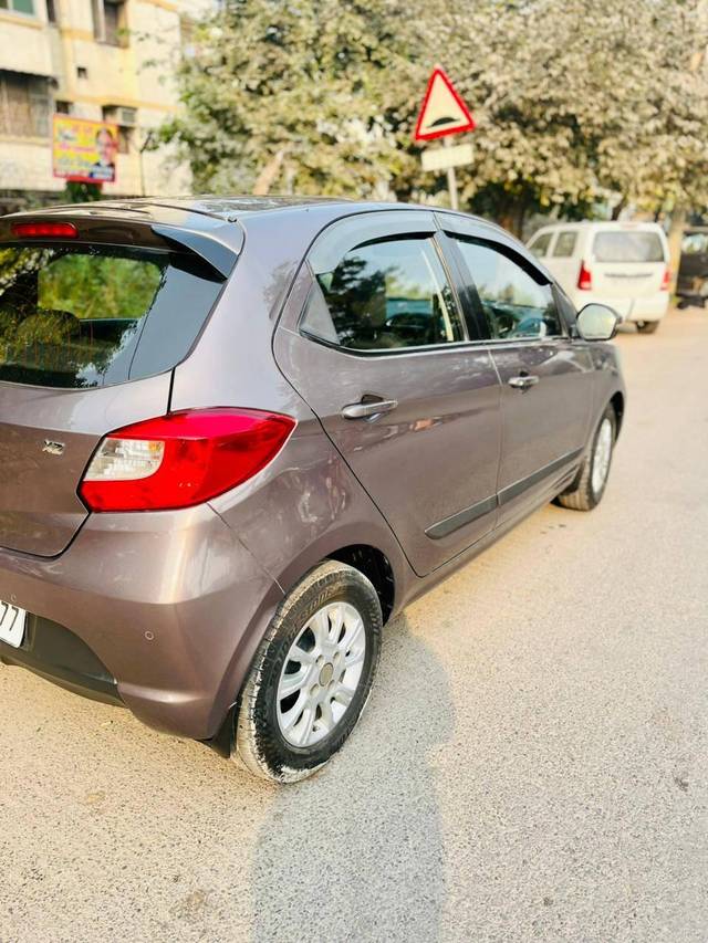 https://images10.gaadi.com/usedcar_image/4316142/original/processed_6e27bbff482348487351fdb4a64dd33f.jpg?imwidth=6401