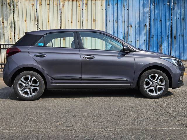 https://images10.gaadi.com/usedcar_image/4316145/original/processed_589869ac6ce53cf5cecf19ac10937c45.jpg?imwidth=6401